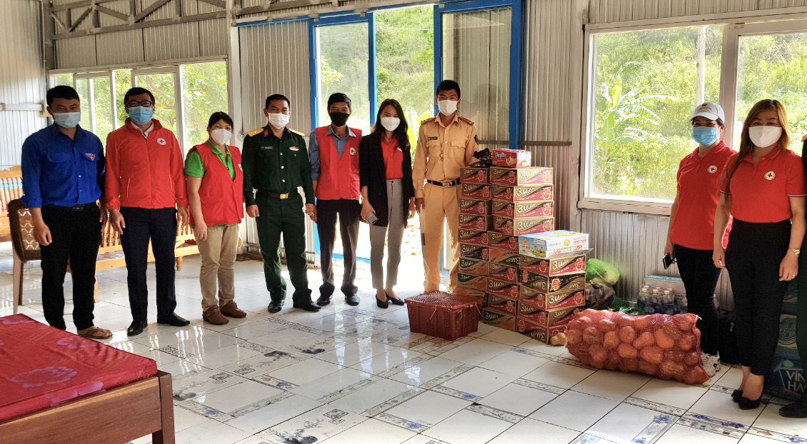 Hội Chữ thập đỏ huyện thăm, trao quà động viên các cán bộ, chiến sĩ và công dân đang thực hiện cách ly y tế tập trung tại Khu cách ly tập trung trung đoàn bộ binh 994