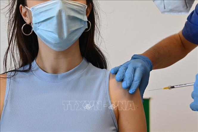 Nhân viên y tế tiêm vaccine phòng COVID-19 cho người dân tại Lampedusa, Italy, ngày 15/5/2021