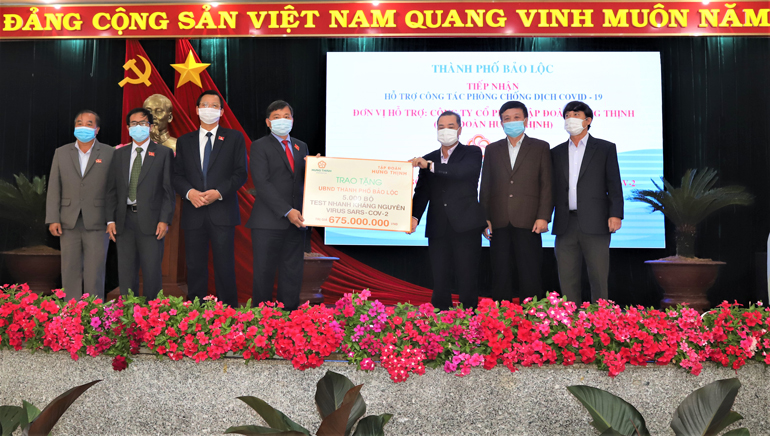 Bảo Lộc: Tập đoàn Hưng Thịnh trao tặng 5.000 bộ xét nghiệm test nhanh kháng nguyên SARS-CoV-2