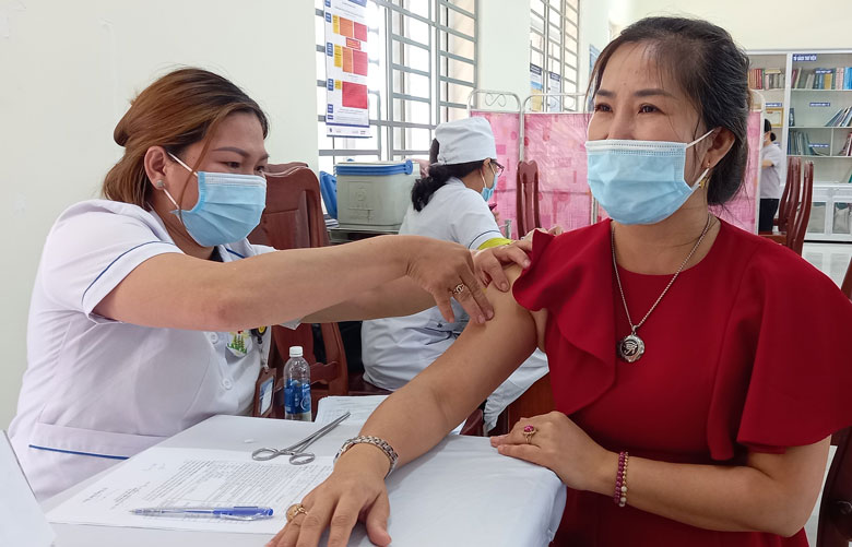 Lâm Hà: Thêm 800 người được tiêm vắc xin phòng Covid-19