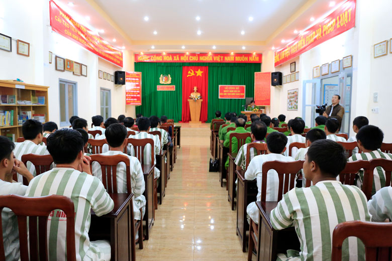 Phạm nhân tại trại tạm giam Công an Lâm Đồng dự lễ công bố quyết định đặc xá của Chủ tịch nước năm 2016 
