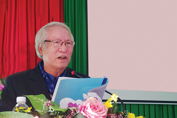 Nhà văn Nguyễn Thanh Hương trong một hội thảo về văn học nghệ thuật