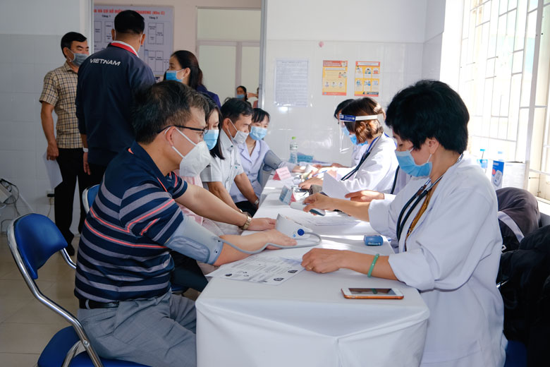 Trung tâm Kiểm soát Bệnh tật tỉnh Lâm Đồng tổ chức tiêm vắc xin phòng Covid-19