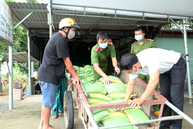 Công an huyện Đạ Tẻh vận chuyển lương thực vào thôn Phú Hòa, xã Mỹ Đức