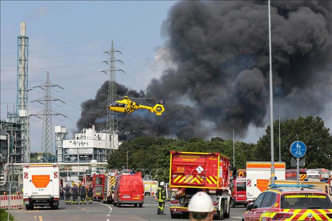 Khói bốc lên từ hiện trường vụ nổ tại cơ sở hoá chất Khu công nghiệp Chempark ở thành phố Leverkusen, miền Tây Đức, ngày 27/7/2021