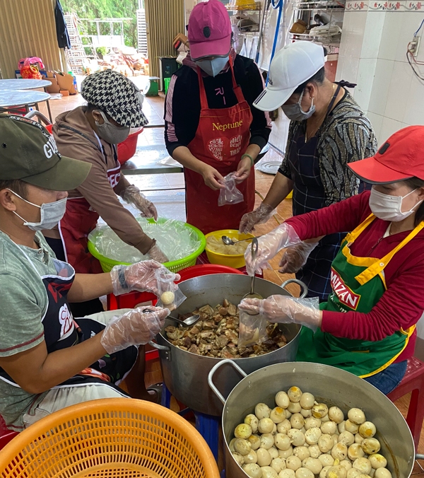 Hội viên phụ nữ huyện Đức Trọng tham gia nấu ăn tại các khu cách ly tập trung