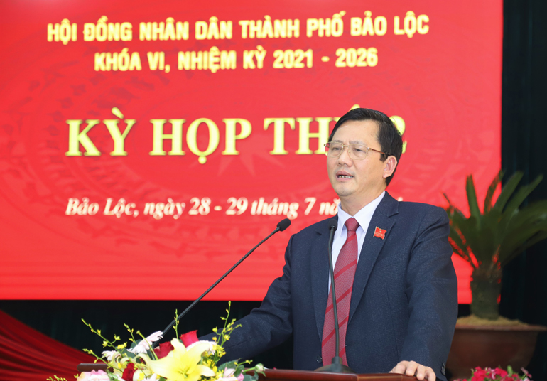 Đồng chí Đoàn Kim Đình – Chủ tịch UBND TP Bảo Lộc tiếp thu, giải trình các ý kiến, kiến nghị của đại biểu