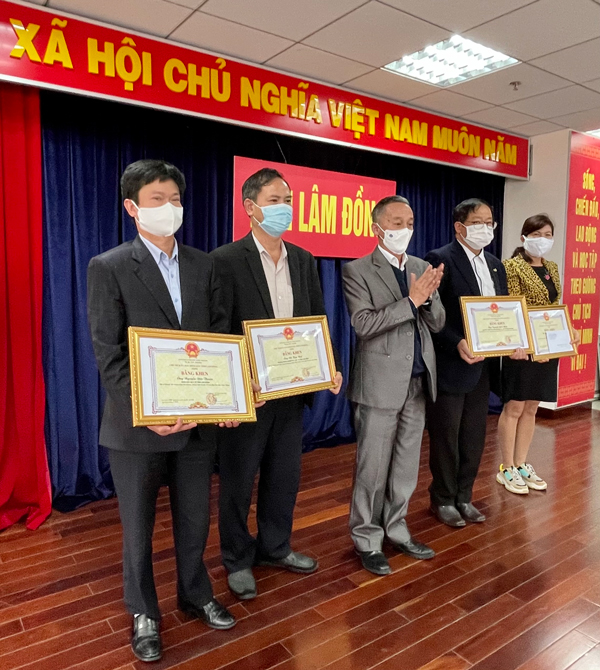 Chủ tịch UBND tỉnh Lâm Đồng Trần Văn Hiệp khen thưởng các tập thể, cá nhân xuất sắc trong công tác phòng chống dịch Covid-19