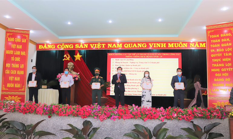 Các cá nhân tiêu biểu có nhiều đóng góp cho công tác phòng chống dịch nhận giấy khen của UBND TP Bảo Lộc