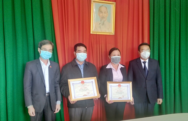 Trao bằng khen của Chủ tịch UBND tỉnh cho lãnh đạo Trung tâm Y tế Đà Lạt