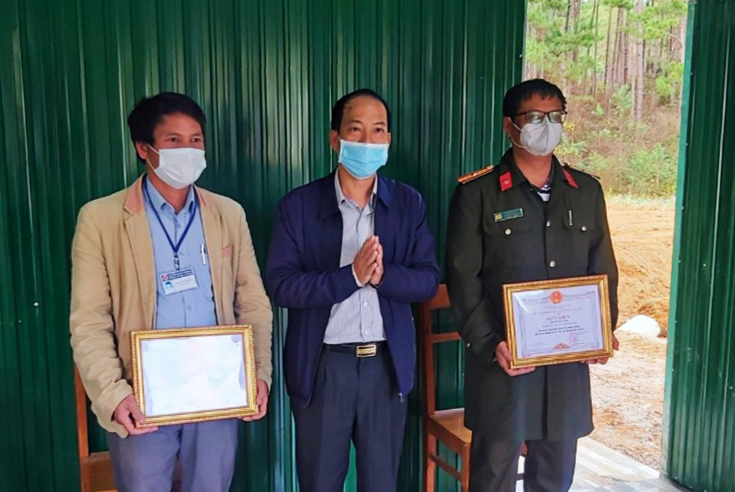 Chủ tịch UBND huyện Lạc Dương Sử Thanh Hoài trao tặng giấy khen cho chốt kiểm soát phòng chống dịch Covid-19 trên địa bàn