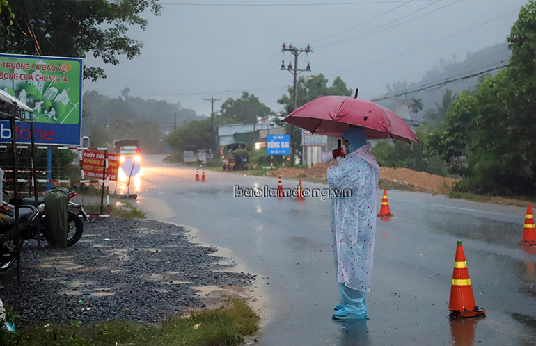 Các lực lượng đội mưa làm nhiệm vụ tại chốt kiểm soát, phòng chống dịch tiếp giáp huyện Tân Phú, Đồng Nai 