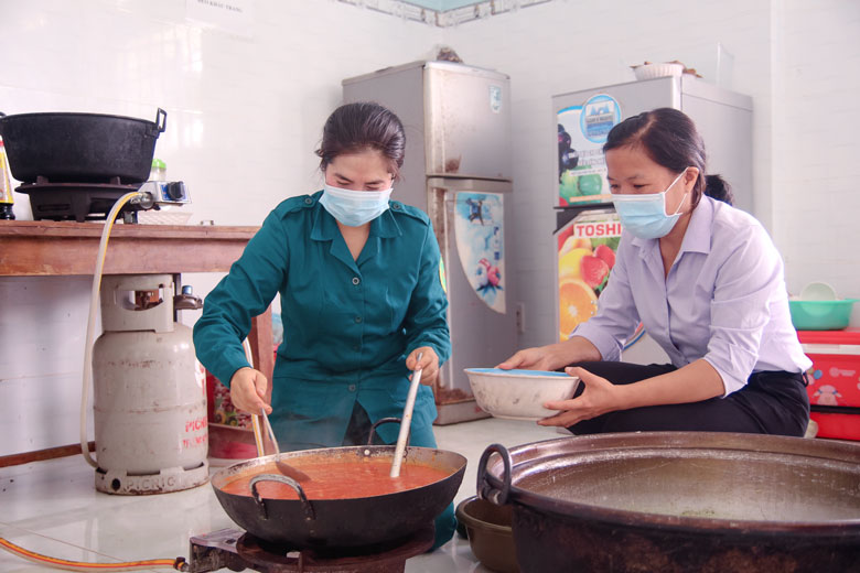 Hội viên phụ nữ xã Quảng Ngãi tham gia hỗ trợ nấu ăn cho khu cách ly y tế tập trung