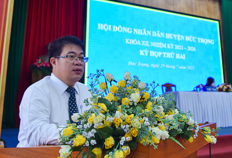 Đồng chí Nguyễn Ngọc Phúc – Bí thư Huyện ủy, Chủ tịch HĐND huyện Đức Trọng, phát biểu tại kỳ họp
