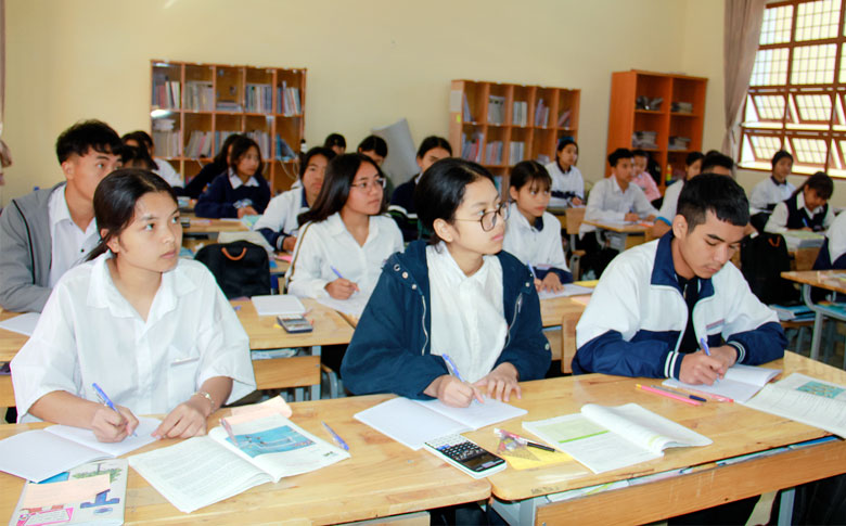 Tiếng Việt của HS bán trú là nền tảng quan trọng để học THPT. (Ảnh: Tiết học tiếng Anh tại Trường PTDT nội trú THPT tỉnh Lâm Đồng)