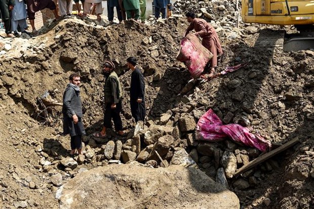 Lực lượng cứu hộ tìm kiếm nạn nhân bị chôn vùi sau một trận lũ quét tại Charikar, tỉnh Parwan, Afghanistan năm 2020. 