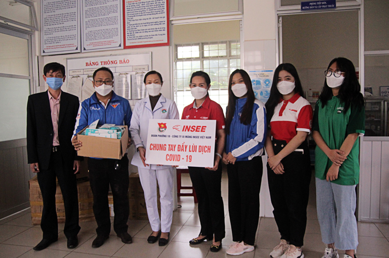 Đại diện Công ty xi măng Insee Việt Nam trao tặng đồ dùng trang bị y tế cho Trung tâm Y tế Phường 10, TP Đà Lạt