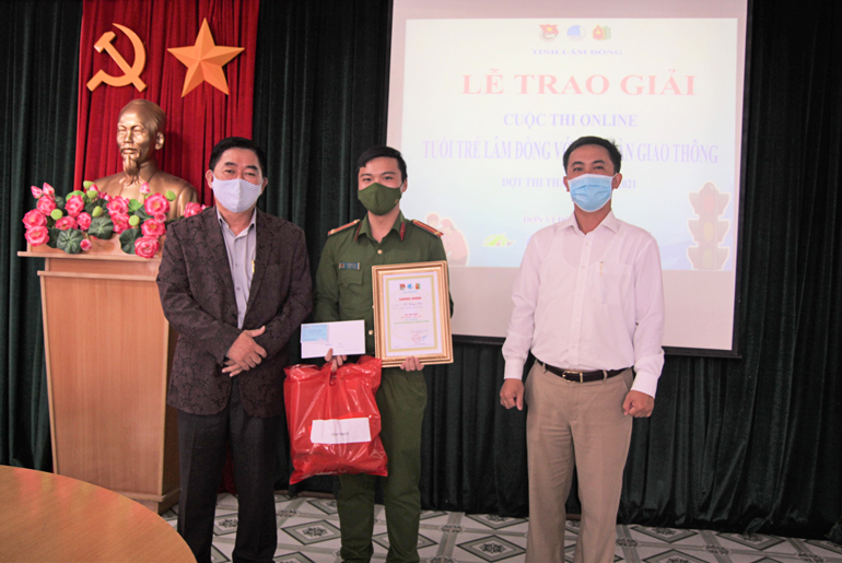 Ban Tổ chức trao giải nhất cuộc thi cho thí sinh Vũ Trọng Kha