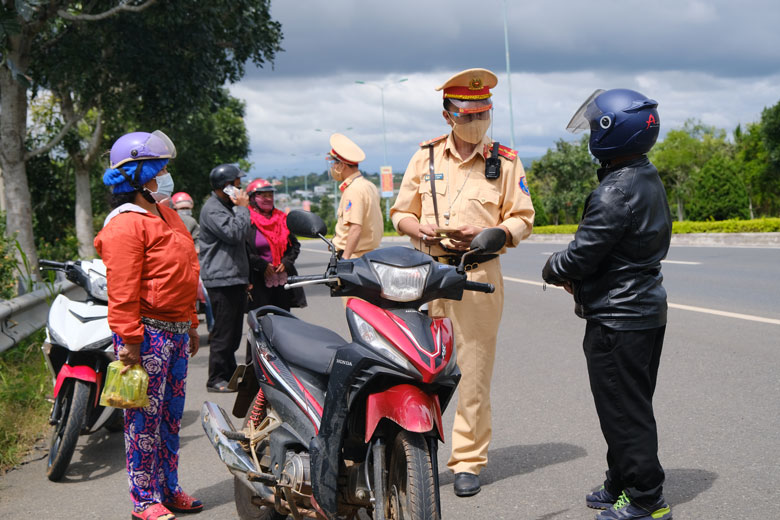 Người dân được lực lượng cảnh sát giao thông Công an huyện Đức Trọng hướng dẫn quay trở ra đường cao tốc, đi đúng tuyến đường tránh tạm thời