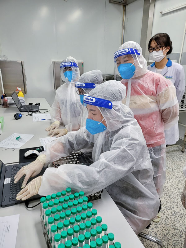 Các giảng viên tình nguyện của Trường Cao đẳng Y tế Lâm Đồng làm việc tại hệ thống xét nghiệm RT-PCR SARS-CoV-2 dã chiến đặt tại TP Dĩ An, Bình Dương