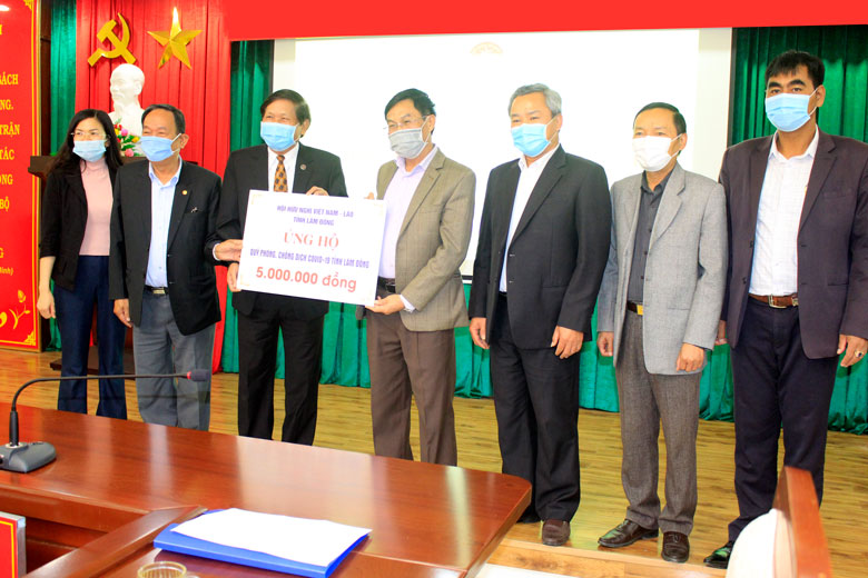 Đại diện các doanh nghiệp, tổ chức ủng hộ Quỹ phòng chống dịch Covid-19 Lâm Đồng