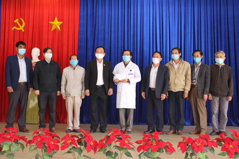 Đại diện các doanh nghiệp, tổ chức ủng hộ Quỹ phòng chống dịch Covid-19 Lâm Đồng
