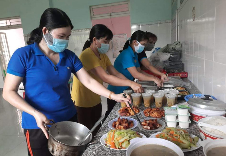 Chị em Hội Phụ nữ xã Đạ Lây tổ chức nấu ăn phục vụ cho tuyến đầu chống dịch