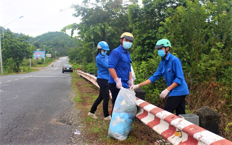 Đoàn viên, thanh niên và các lực lượng xã Đạ Oai (huyện Đạ Huoai) tiến hành thu gom đồ bảo hộ phòng chống dịch Covid-19 và các loại rác thải trên Tỉnh lộ 721 đoạn giáp ranh với xã Đạ Kho (huyện Đạ Tẻh)