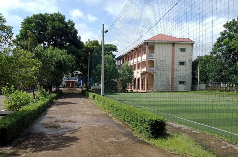 Một góc sân bóng nhân tạo và Trường DTNT Đạ Tẻh (ảnh chụp ngày 31/7/2021) 