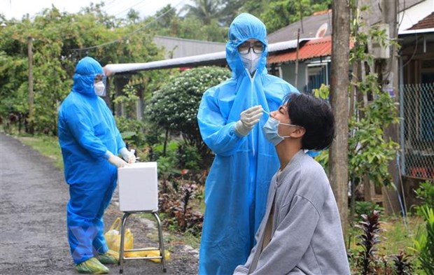 Nhân viên Y tế Bệnh viện Triều An-Loan Trâm (tỉnh Vĩnh Long) hỗ trợ huyện Long Hồ lấy mẫu xét nghiệm COVID-19 cho các hộ gia đình công nhân và tiểu thương