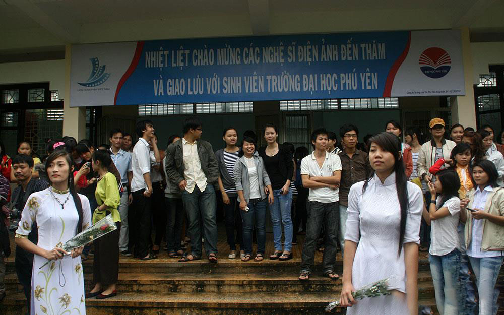 Sinh viên ĐH Phú Yên chờ đón các nghệ sĩ trong buổi giao lưu tại LHP Việt Nam 17.