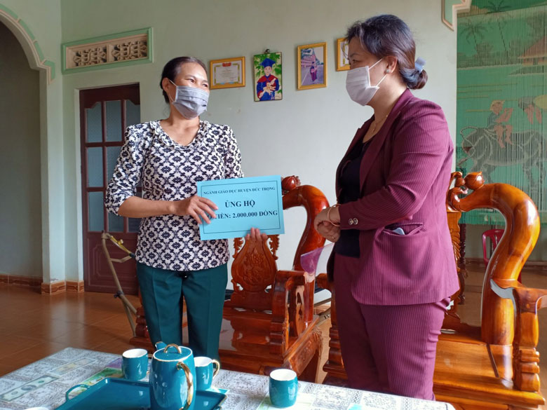 Bà Hồ Thị Hồng Châu  Phó phòng Giáo dục- Đào tạo huyện thăm, tặng quà các giáo viên tình nguyện tham gia tuyến đầu chống dịch