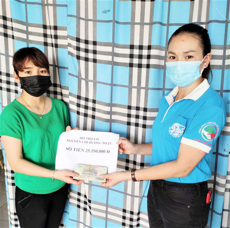 Bà Nguyễn Thị Ngọc - Chủ tịch Hội Liên hiệp Phụ nữ Phường 2 (TP Bảo Lộc) trao tiền đợt của các nhà hảo tâm đóng góp hỗ trợ gia đình anh Dương