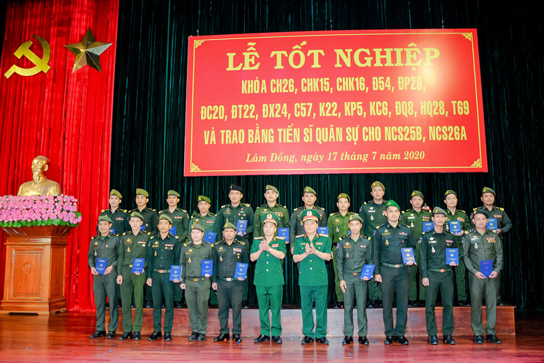 Đại diện Học viện Lục quân trao bằng Thạc sĩ cho các học viên là sĩ quan quân đội Hoàng gia Campuchia