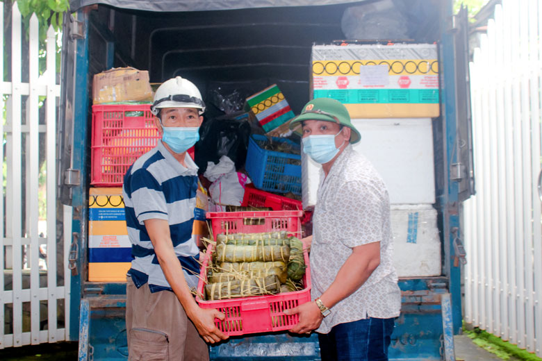 Những đòn bánh tét vừa ráo nước đã được nhóm thiện nguyện của chị Thủy gửi vào TP Hồ Chí Minh