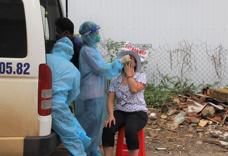 Lực lượng y tế tiến hành lấy mẫu xét nghiệm nhanh SARS-CoV-2 cho người dân tại Tổ dân phố 6, phường Lộc Sơn