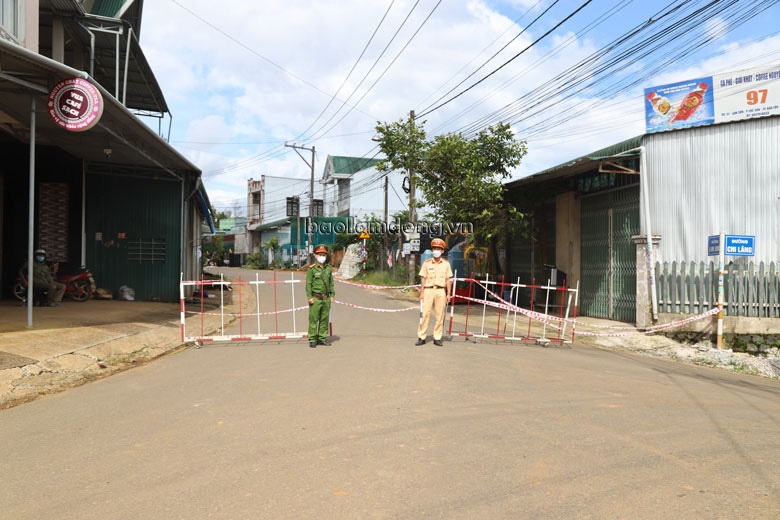 Cơ quan chức năng kiểm soát chặt khu vực phong tỏa trên đường Lam Sơn giao nhau với đường Chi Lăng (phường Lộc Sơn)
