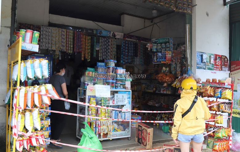 Các cửa hàng tạp hóa, nhu yếu phẩm trên đường Lam Sơn thực hiện nghiêm các biện pháp phòng chống dịch sau khi xuất hiện chùm ca dương tính với Covid-19