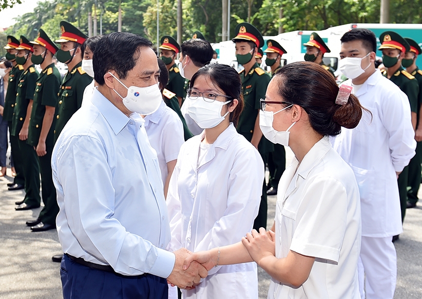 Thủ tướng Phạm Minh Chính động viên đội ngũ y bác sĩ tại lễ phát động chiến dịch tiêm chủng vaccine phòng chống COVID-19 trên toàn quốc, ngày 10/7