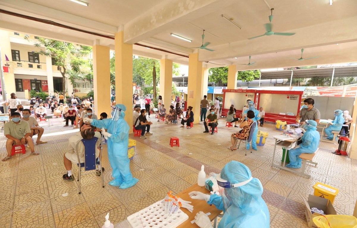 Nhân viên y tế quận Hai Bà Trưng phối hợp với y tế phường Bạch Mai lấy mẫu xét nghiệm COVID-19 cho các trường hợp thuộc khu vực có nguy cơ cao (ảnh chụp ngày 31/7/2021).