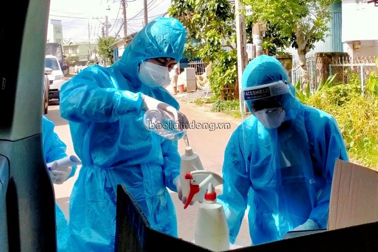 Lực lượng y tế tổ chức lấy mẫu xét nghiệm sàng lọc cộng đồng liên quan chùm 4 ca bệnh Covid-19 tại Phường Lộc Sơn, TP Bảo Lộc