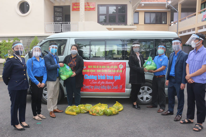 Đại diện Đoàn Khối các cơ quan tỉnh và Trung tâm Hoạt động Thanh thiếu nhi tỉnh Lâm Đồng trao quà cho chính quyền địa phương để chuyển tặng cho người dân khó khăn trên địa bàn
