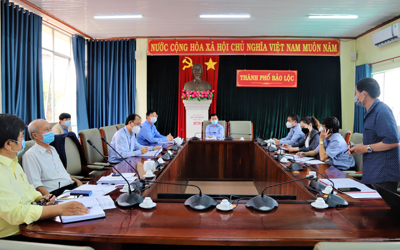 Phó Chủ tịch UBND tỉnh Lâm Đồng Phan Văn Đa chỉ đạo công tác phòng chống dịch tại Bảo Lộc