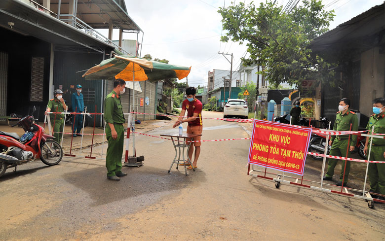 TP Bảo Lộc tiến hành phong tỏa tạm thời toàn bộ Tổ dân phố 6 (phường Lộc Sơn) với 111 hộ, 330 nhân khẩu để thực các biện pháp phòng chống dịch