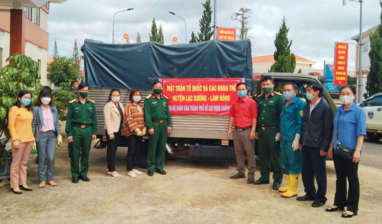 Hội Chữ thập đỏ huyện Lạc Dương phối hợp với các cơ quan trong khối Mặt trận và các đoàn thể huyện ủng hộ nông sản cho TP Hồ Chí Minh