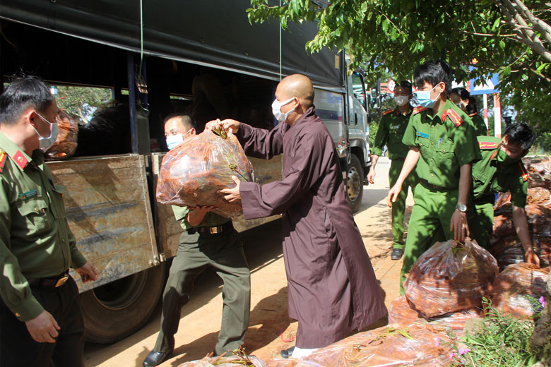 Đại đức Thích Vạn Trí - Trưởng Ban Trị sự Giáo hội Phật giáo Việt Nam Tp Đà Lạt tham gia bốc hàng
