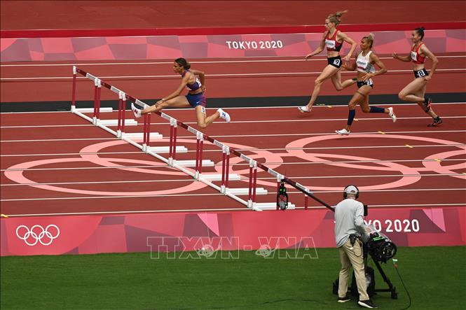 VĐV Quách Thị Lan (phải) thi đấu ở vòng loại nội dung 400m vượt rào nữ Olympic Tokyo 2020 ngày 31/7/2021.
