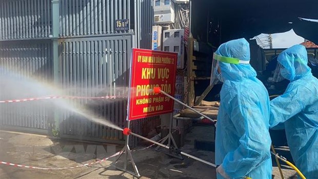 Đội tiêu độc, khử trùng của Bộ Chỉ huy Quân sự tỉnh Bà Rịa-Vũng Tàu phun khử khuẩn tại một điểm có ca dương tính với SARS-CoV-2 trên địa bàn