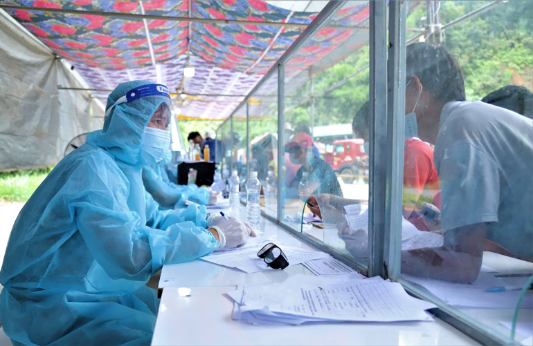 Lực lượng y tế làm nhiệm vụ tại chốt đèo Chuối, kiểm soát phòng chống dịch Covid-19. Ảnh: Khánh Phúc