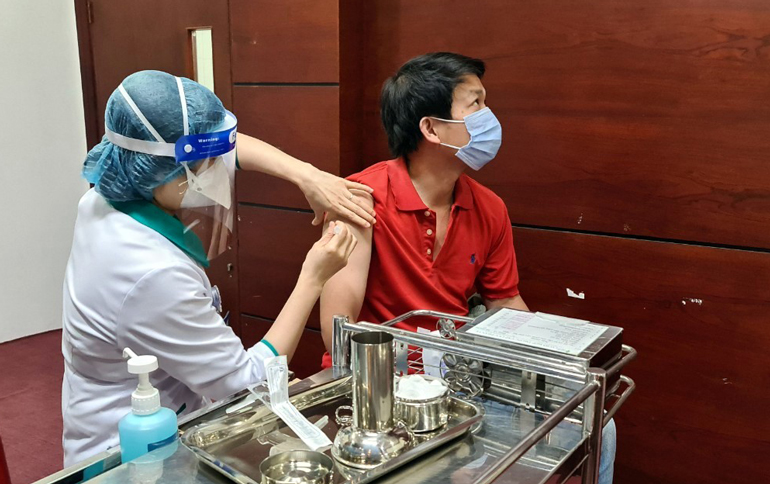 Bệnh viện Hoàn Mỹ Đà Lạt tổ chức tiêm vắc xin phòng Covid-19 hôm qua (2/8)